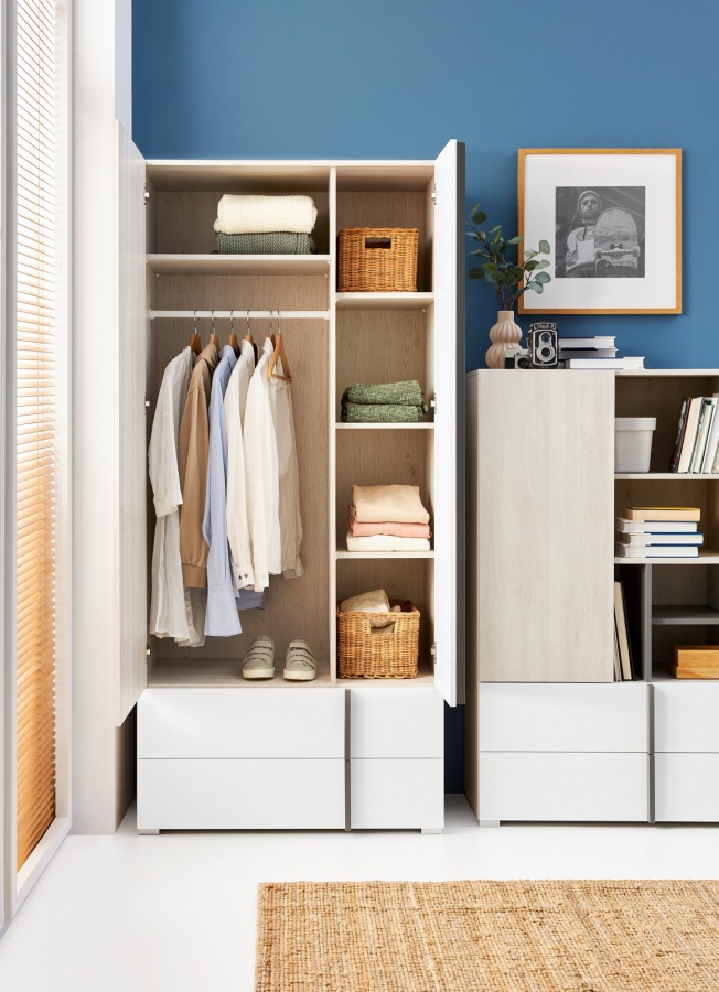 Dvojdverová šatníková skriňa mateo - dub/biela/šedá.

 

Dvojdverová šatníková skriňa ponúka množstvo praktického úložného priestoru.

 

Rozmery dvojdverovej šatníkovej skrine Mateo sú 90x195x53cm (š, v, h).

 

Všetok nábytok patriaci do kolekcie Mateo nájdete nižšie v súvisiacich produktoch.

 