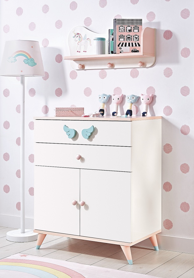 Izba pre bábätko sunbow - béžová/ružová/modrá.


Zostava disponuje detskou postieľkou, ktorá je zariadená sťahovacou bočnicou a hojdacou funkciou.


Krásnym dielom je šatníková skriňa so zrkadlom, pri ktorej je okrem pútavého vzhľadu poctivo vyriešená aj praktická stránka.


Ďalšie úložné priestory prináša kombinovaná komoda.


Nad komodu sa hodí umiestniť posledný diel - nástennú poličku, ktorá je obohatená potlačou jednorožca a tromi vešiakmi.


Nábytok je vyrobený z lamina hrúbky 18mm a dvierka a šuplíky sú vybavené systémom tichého dovierania.

 

Izba pre bábätko Sunbow - biela/ružová/modrá sa skladá z týchto prvkov:


	Hojdacia postieľka Sunbow - 134x108x81cm (š, v, h)
	Šatníková skriňa 3D Sunbow - 150x215x57cm (š, v, h)
	Komoda Sunbow - 78x93x47cm (š, v, h)
	Polica Sunbow - 74x33x20cm (š, v, h)