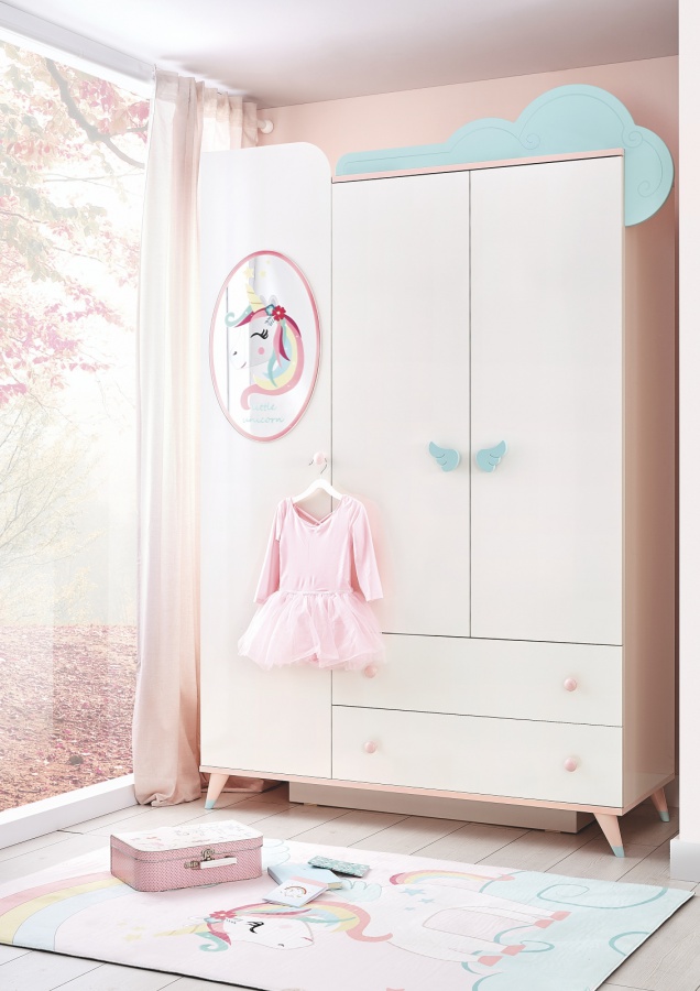 Izba pre bábätko sunbow - béžová/ružová/modrá.


Zostava disponuje detskou postieľkou, ktorá je zariadená sťahovacou bočnicou a hojdacou funkciou.


Krásnym dielom je šatníková skriňa so zrkadlom, pri ktorej je okrem pútavého vzhľadu poctivo vyriešená aj praktická stránka.


Ďalšie úložné priestory prináša kombinovaná komoda.


Nad komodu sa hodí umiestniť posledný diel - nástennú poličku, ktorá je obohatená potlačou jednorožca a tromi vešiakmi.


Nábytok je vyrobený z lamina hrúbky 18mm a dvierka a šuplíky sú vybavené systémom tichého dovierania.

 

Izba pre bábätko Sunbow - biela/ružová/modrá sa skladá z týchto prvkov:


	Hojdacia postieľka Sunbow - 134x108x81cm (š, v, h)
	Šatníková skriňa 3D Sunbow - 150x215x57cm (š, v, h)
	Komoda Sunbow - 78x93x47cm (š, v, h)
	Polica Sunbow - 74x33x20cm (š, v, h)