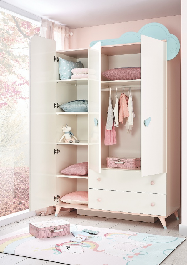 Izba pre bábätko sunbow - béžová/ružová/modrá.


Zostava disponuje detskou postieľkou, ktorá je zariadená sťahovacou bočnicou a hojdacou funkciou.


Krásnym dielom je šatníková skriňa so zrkadlom, pri ktorej je okrem pútavého vzhľadu poctivo vyriešená aj praktická stránka.


Ďalšie úložné priestory prináša kombinovaná komoda.


Nad komodu sa hodí umiestniť posledný diel - nástennú poličku, ktorá je obohatená potlačou jednorožca a tromi vešiakmi.


Nábytok je vyrobený z lamina hrúbky 18mm a dvierka a šuplíky sú vybavené systémom tichého dovierania.

 

Izba pre bábätko Sunbow - biela/ružová/modrá sa skladá z týchto prvkov:


	Hojdacia postieľka Sunbow - 134x108x81cm (š, v, h)
	Šatníková skriňa 3D Sunbow - 150x215x57cm (š, v, h)
	Komoda Sunbow - 78x93x47cm (š, v, h)
	Polica Sunbow - 74x33x20cm (š, v, h)