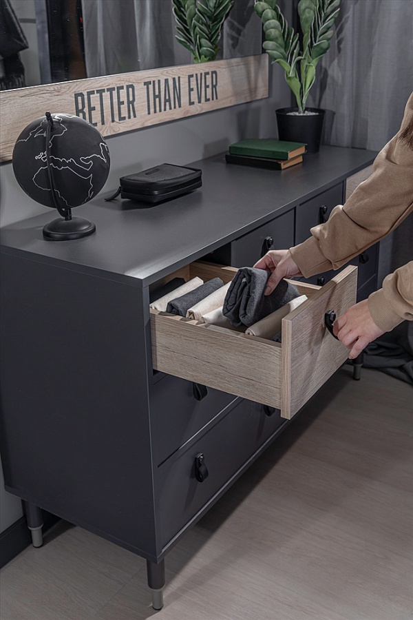 Široká komoda magnus - dub sofia/šedá.

 

Komoda na kovových nôžkach ponúka mnoho úložného priestoru ako na bielizeň, tak aj iné veci, ktoré si potrebujete uložiť.

 

Široká komoda Magnus je vyrobená z lamina 1.

 

Rozmery široké komody Magnus sú 127x84x47cm (š, v, h).

 

Všetky produkty z kolekcie Magnus nájdete nižšie v súvisiacich produktoch.