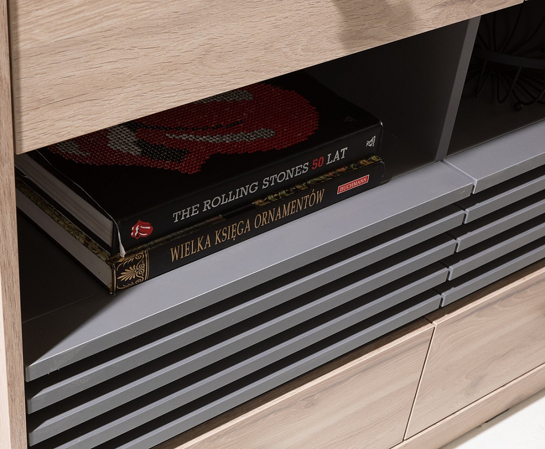 Obývacia stena eliot - dub estana/šedá.

 

Presklená vitrína je nesmrteľným kúskom, ktorý by nemal chýbať v žiadnej obývačke.

 

Široká komoda ponúka mnoho úložného priestoru vo forme priehradiek, 6 zásuviek a jednej policovej skrinky.

 

Vysoká komoda je vďaka svojim preskleným dvierkam veľmi podobná vitríne.

 

Celá kolekcia bola vyrobená z vysoko kvalitného lamina s hrúbkou 16mm.

 

Obývacia stena sa skladá z týchto prvkov:


	Presklená vitrína Eliot – 60x195x45cm (š, v, h)
	Široká komoda Eliot - 155x85x40cm (š, v, h)
	Vysoká komoda Eliot - 80x145x40cm (š, v, h)



Všetky produkty z kolekcie Eliot nájdete nižšie v súvisiacich produktoch.