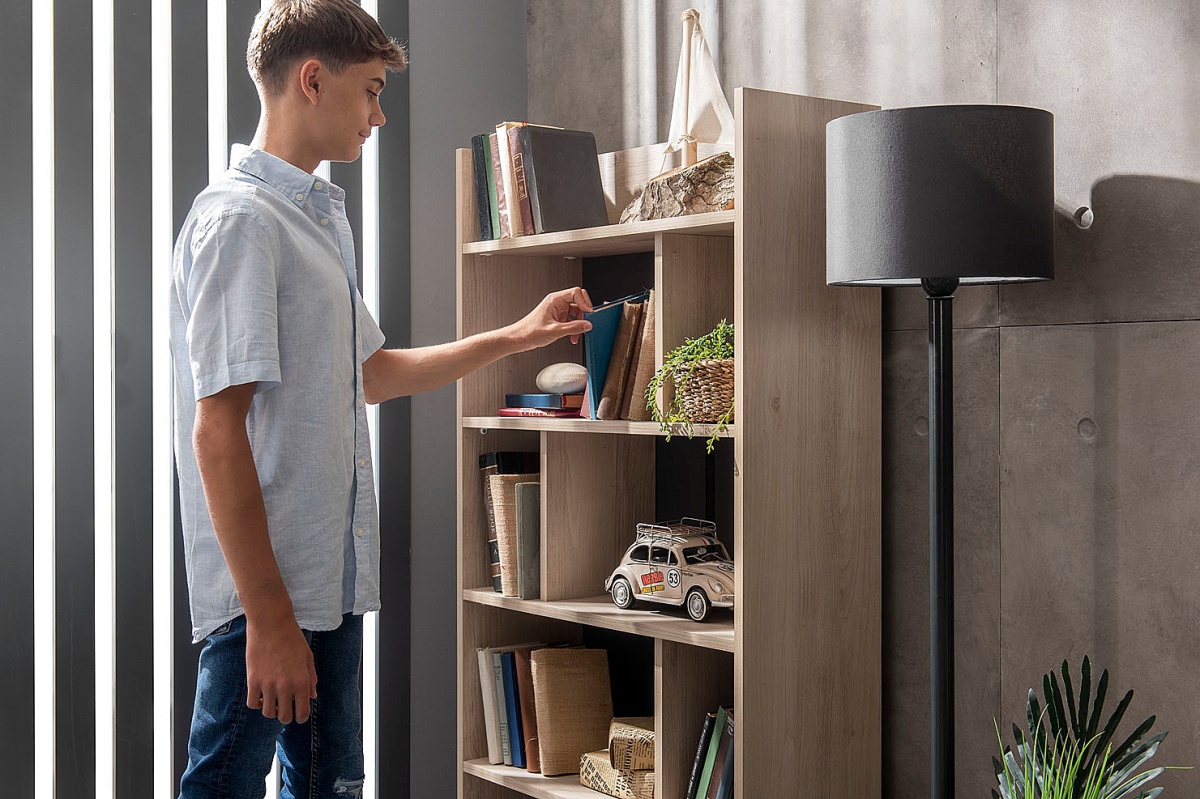 Veľká študentská izba colin - dub kestína/šedá.

 

Štýlová knižnica, ktorá zaujme každého, kto miluje nezvyčajné tvary nábytku.

 

Veľká pracovná plocha je pri tomto klasickom písacom stole veľkou výhodou.

 

K písaciemu stolu sa výborne hodí nástavec vďaka ktorému vytvoríte toľko potrebný úložný priestor.

 

Pohodlná študentská posteľ s mäkkým čalúneným čelom v luxusnej farebnej kombinácii.

 

Praktický nočný stolík s ideálnym množstvom úložného priestoru.

 

Šuplíková komoda oplýva 4 priestrannými zásuvkami vďaka ktorým už nebudete bojovať s nedostatkom miesta.

 

Skriňová zostava sa skladá z trojdverovej, dvojdverovej, rohovej a jednodverovej skrine.

 

Každý kus je vyrobený z lamina 1.

 

Veľká študentská izba sa skladá z týchto prvkov:


	Knižnica Colin - 71x156x30cm (š, v, h)
	Písací stôl Colin - 110x74x55cm (š, v, h)
	Nadstavec na písací stôl Colin – 108x36x18cm (š, v, h)
	Študentská posteľ 120x200 Colin - 126x85x205cm (š, v, h)
	Nočný stolík Colin – 47x46x40cm (š, v, h)
	Šuplíková komoda Colin - 78x88x50cm (š, v, h)
	Trojdverová šatníková skriňa Colin – 127x209x53cm (š, v, h)
	Dvojdverová šatníková skriňa Colin – 85x209x53cm (š, v, h)
	Jednodverová šatníková skriňa Colin – 44x209x53cm (š, v, h)
	Rohová šatníková skriňa Colin – 85x209x85cm (š, v, h)



Všetky produkty z kolekcie Colin a zostavy malých izieb či zostavu skríň nájdete nižšie v súvisiacich produktoch.