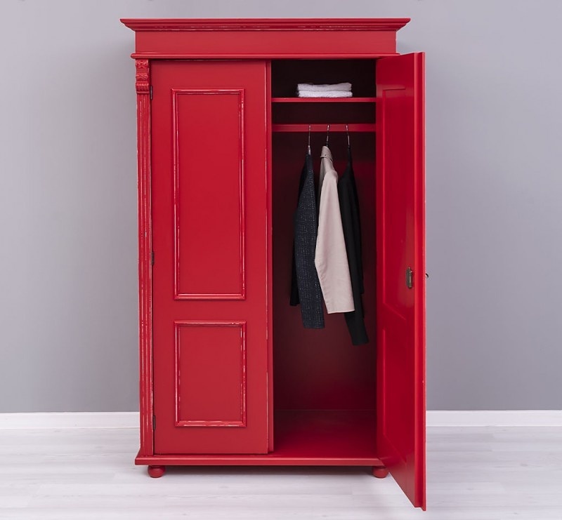 Dvojdverová šatníková skriňa hetie 245 - červená patina.

 

Dvojdverová skriňa Hetie ponúka úložný priestor na zavesenie predovšetkým na šatníkovej tyči. Nad tyčou je jedna veľká polica na uloženie skladaného oblečenia.

Povrchy skrine sú opatrené farebným náterom v červenej farbe (P047A).

 

Výrobok je dodávaný v zmontovanom stave a veľmi pevná konštrukcia umožňuje použitie po naozaj dlhú dobu.

 

Rozmery šatníkovej skrine Hetie sú 110x180x58cm (š, v, h).

 

Na prehliadnutie ďalších masívnych kúskov nábytku od tohto výrobcu kliknite TU.

 

Farba na fotografii sa môže ľahko líšiť oproti reálnemu výrobku. Príčinnou môže byť zobrazovanie farieb monitora či rôzne nasvietenie výrobkov pri fotení.


Z dôvodov výroby masivného nábytku na zákazku, sme nútení požadovať od zákazníka zálohu v minimálnej výške 30% z ceny nábytku.