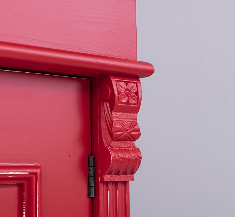 Dvojdverová šatníková skriňa hetie 245 - červená patina.

 

Dvojdverová skriňa Hetie ponúka úložný priestor na zavesenie predovšetkým na šatníkovej tyči. Nad tyčou je jedna veľká polica na uloženie skladaného oblečenia.

Povrchy skrine sú opatrené farebným náterom v červenej farbe (P047A).

 

Výrobok je dodávaný v zmontovanom stave a veľmi pevná konštrukcia umožňuje použitie po naozaj dlhú dobu.

 

Rozmery šatníkovej skrine Hetie sú 110x180x58cm (š, v, h).

 

Na prehliadnutie ďalších masívnych kúskov nábytku od tohto výrobcu kliknite TU.

 

Farba na fotografii sa môže ľahko líšiť oproti reálnemu výrobku. Príčinnou môže byť zobrazovanie farieb monitora či rôzne nasvietenie výrobkov pri fotení.


Z dôvodov výroby masivného nábytku na zákazku, sme nútení požadovať od zákazníka zálohu v minimálnej výške 30% z ceny nábytku.