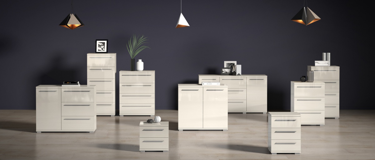 Spálňa 160 ii tiana - béžová.

 

Manželská posteľ na kovových nôžkach as vysokým čelom, ktoré je pre maximálne pohodlie čalúnené v ekokoži.

 

Nočný stolík ideálnej veľkosti, kam si pred spaním ukryjete všetky nevyhnutnosti.

 

Šatníková skriňa s posuvnými dverami je skvelou voľbou, ak túžite po veľkom množstve úložného priestoru, ale zároveň chcete ušetriť miesto, čo práve posuvný systém poskytuje.

 

Spálňa 160 II sa skladá z týchto prvkov:


	Manželská posteľ 160x200 Tiana - 180x120x221cm (š, v, h)
	2x nočný stolík Tiana - 45x43x40cm (š, v, h)
	Trojdverová posuvná skriňa so zrkadlom Tiana - 272x224x61cm (š, v, h)



Všetky produkty z kolekcie Tiana nájdete nižšie v súvisiacich produktoch.