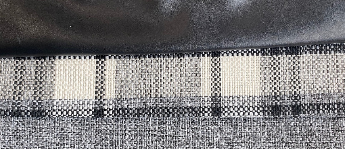 Rohová sedacia súprava, rozkladacia s úložným priestorom venus -.

 

Kostra sedacej súpravy je vyrobená z vysoko kvalitného lamina a kovu, zatiaľ čo polstrovanie je tvorené z bonellových pružín a peny hustoty 18.

Sedacia súprava je variabilná a je možné sa pri montáži rozhodnúť, či chcete ľavý alebo pravý roh.

 

 

Rozmery rohovej sedacej súpravy, rozkladacie s úložným priestorom Venus sú 272x85x182/94cm (š, v, h).

 

Ďalšie sedacie súpravy a pohovky od rovnakého výrobcu nájdete nižšie v súvisiacich produktoch.


Farba na fotografii sa môže ľahko líšiť oproti reálnemu výrobku. Príčinou môže byť zobrazovanie farieb monitora či rôzne nasvietenie výrobkov pri fotení.