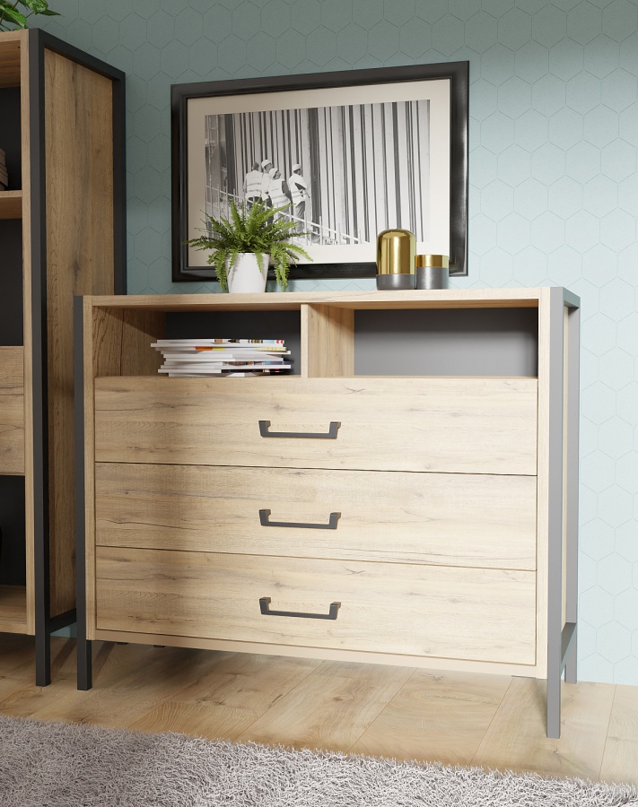 Zásuvková komoda shelby - dub bartex/čierna.

 

Okrem troch širokých a hlbokých zásuviek, určite oceníte aj dve priehradky, ktoré sa nachádzajú v hornej časti.

 

V čom je HDF doska lepšia ako MDF?

Výrobný proces je u HDF dosky rovnaký ako u MDF, ale HDF má podstatne vyššiu hustotu drevených vlákien.

 

Rozmery zásuvkovej komody Shelby sú 109,4x90,7x41,5cm (š, v, h).

 

Všetky produkty z kolekcie Shelby nájdete nižšie v súvisiacich produktoch.