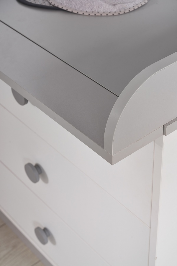 Komoda s prebaľovacím pultom spencer - biela/šedá.

 

Komoda je opatrená troma hlbokými zásuvkami do ktorých môžete uložiť ako drobné oblečenie, tak kozmetiku pre bábätko či iné nevyhnutnosti, ktoré každé dieťa potrebuje.

 

Komoda s prebaľovacím pultom sa skladá z týchto prvkov:


	Zásuvková komoda Spencer - 77,2x79,30x44,5cm (š, v, h)
	Prebaľovací pult Spencer - 77,4x12x72cm (š, v, h)


 

Všetky produkty z kolekcie Spencer nájdete nižšie v súvisiacich produktoch.