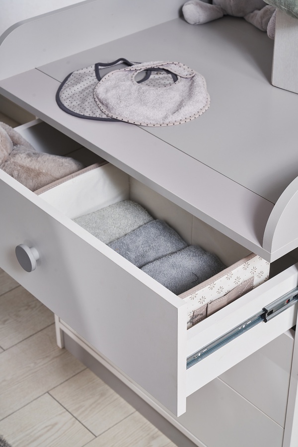 Komoda s prebaľovacím pultom spencer - biela/šedá.

 

Komoda je opatrená troma hlbokými zásuvkami do ktorých môžete uložiť ako drobné oblečenie, tak kozmetiku pre bábätko či iné nevyhnutnosti, ktoré každé dieťa potrebuje.

 

Komoda s prebaľovacím pultom sa skladá z týchto prvkov:


	Zásuvková komoda Spencer - 77,2x79,30x44,5cm (š, v, h)
	Prebaľovací pult Spencer - 77,4x12x72cm (š, v, h)


 

Všetky produkty z kolekcie Spencer nájdete nižšie v súvisiacich produktoch.