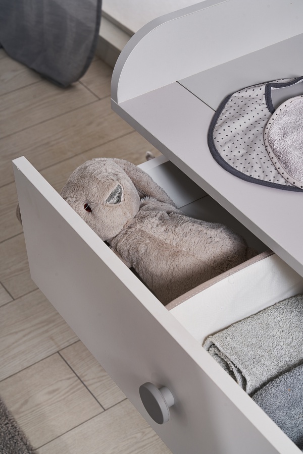 Komoda s prebaľovacím pultom spencer - biela/šedá.

 

Komoda je opatrená troma hlbokými zásuvkami do ktorých môžete uložiť ako drobné oblečenie, tak kozmetiku pre bábätko či iné nevyhnutnosti, ktoré každé dieťa potrebuje.

 

Komoda s prebaľovacím pultom sa skladá z týchto prvkov:


	Zásuvková komoda Spencer - 77,2x79,30x44,5cm (š, v, h)
	Prebaľovací pult Spencer - 77,4x12x72cm (š, v, h)


 

Všetky produkty z kolekcie Spencer nájdete nižšie v súvisiacich produktoch.