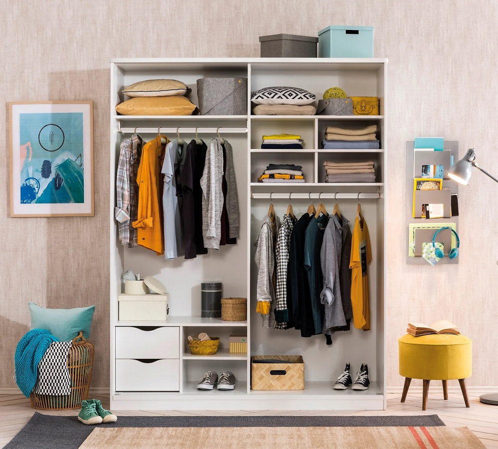 Šatníková skriňa s posuvnými dverami pure - biela.

 

V ľavej polovici skrine nájdeme v spodnej časti tiež dve zásuvky, ktoré sú opatrené systémom hladkého dojazdu, rovnako ako sú týmto brzdovým systém obohatené aj dvere skrine.

 

Rozmery šatňové skrine s posuvnými dverami Pure sú 164x206x59cm (š, v, h)

 

Všetok nábytok patriaci do kolekcie Pure nájdete nižšie v súvisiacich produktoch.