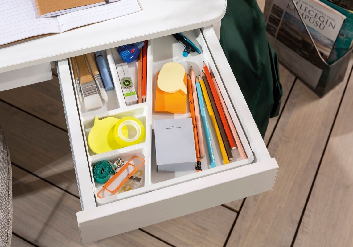 Malý písací stôl s nadstavcom pure - biela.

 

Polička, ktorá sa nachádza pod ňou, je naopak užšia, jej šírka zodpovedá hĺbke bočníc.

 

Rozmery malého písacieho stola s nadstavcom Pure sú 113x147x59cm (š, v, h)

 

Všetok nábytok patriaci do kolekcie Pure nájdete nižšie v súvisiacich produktoch.