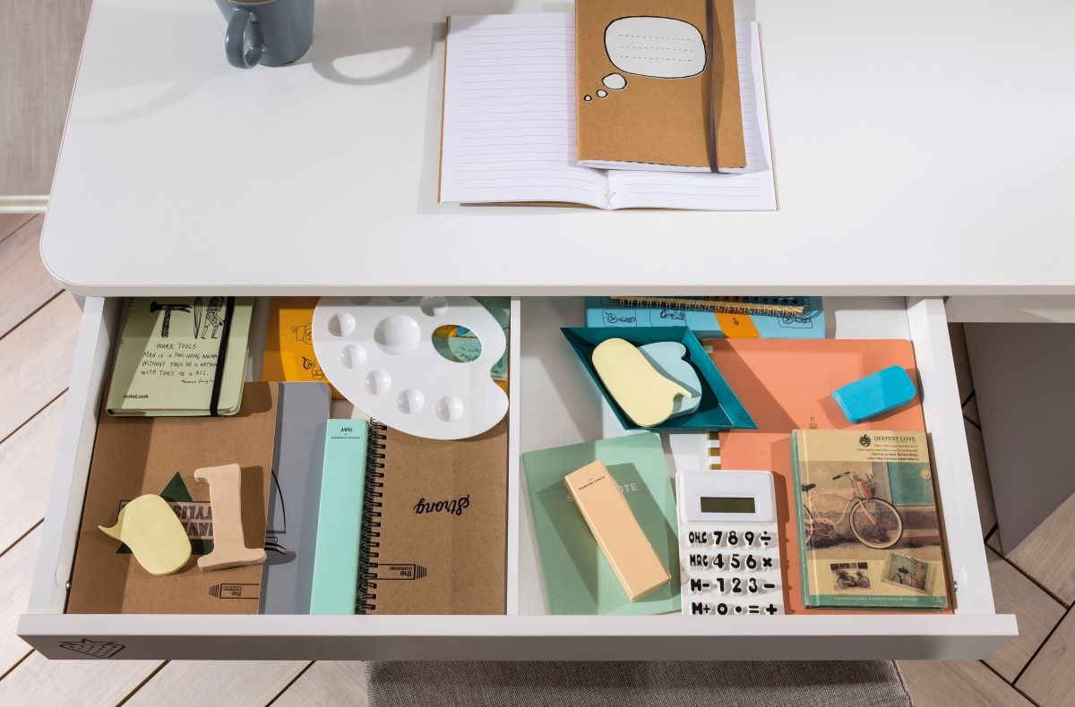 Malý písací stôl s nadstavcom pure - biela.

 

Polička, ktorá sa nachádza pod ňou, je naopak užšia, jej šírka zodpovedá hĺbke bočníc.

 

Rozmery malého písacieho stola s nadstavcom Pure sú 113x147x59cm (š, v, h)

 

Všetok nábytok patriaci do kolekcie Pure nájdete nižšie v súvisiacich produktoch.