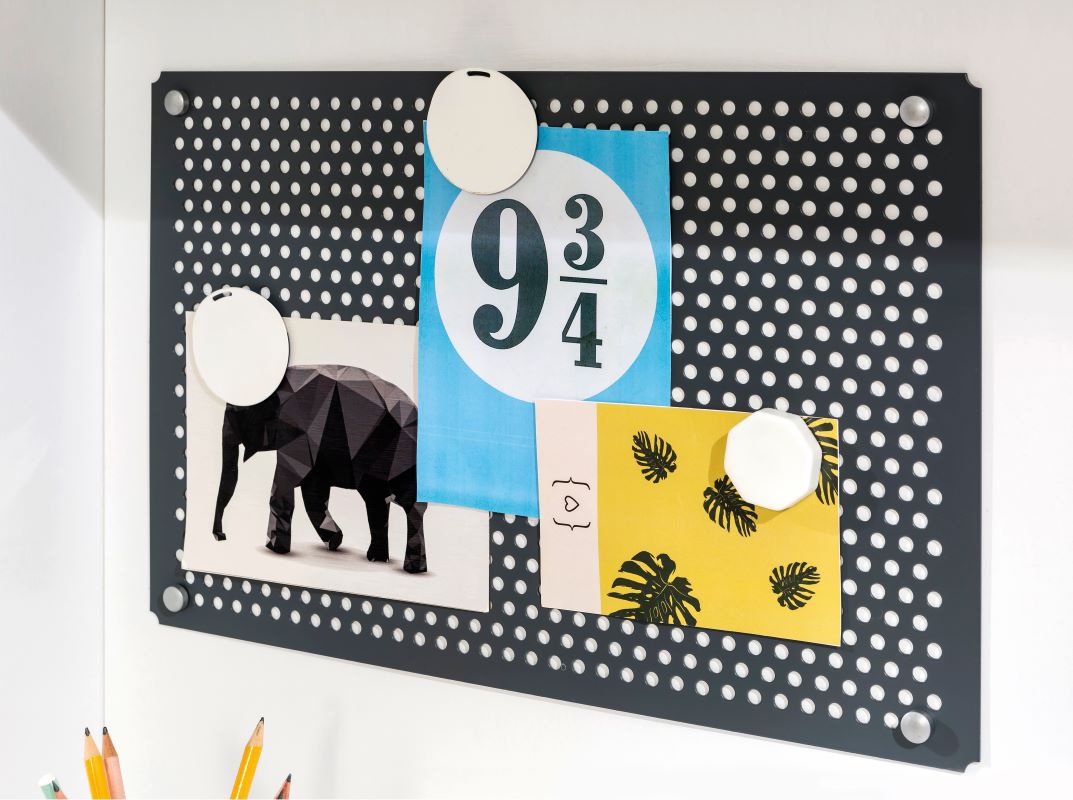 Malý písací stôl s nadstavcom pure - biela.

 

Polička, ktorá sa nachádza pod ňou, je naopak užšia, jej šírka zodpovedá hĺbke bočníc.

 

Rozmery malého písacieho stola s nadstavcom Pure sú 113x147x59cm (š, v, h)

 

Všetok nábytok patriaci do kolekcie Pure nájdete nižšie v súvisiacich produktoch.