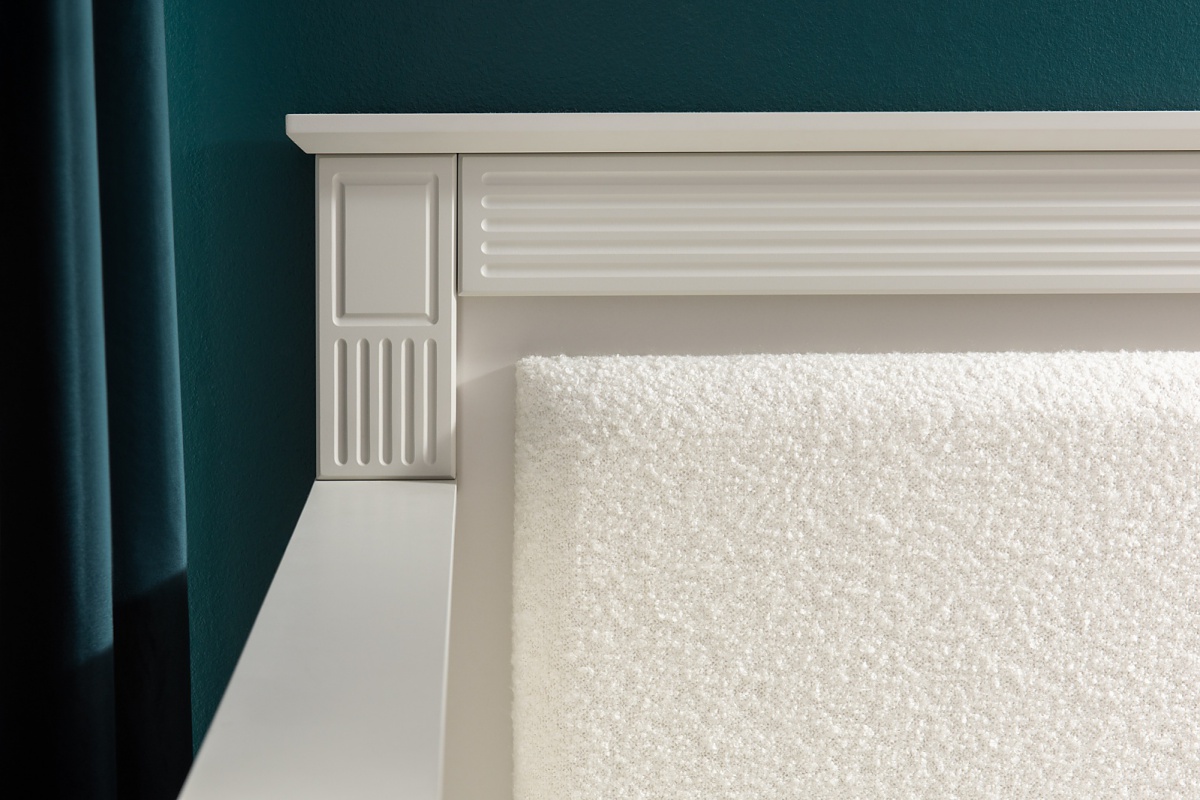 Detská izba esme - šedá.

 

Komoda je opatrená tromi priestrannými a hlbokými zásuvkami.

 

Luxusné nástenné zrkadlo bude pýchou každej dievčenskej izbičky.

 

Dvojdverová šatníková skriňa v nadčasovej svetlo šedej farbe je dokonalou kombináciou funkčnosti a estetiky.

 

Válenda Esme je tým typom nábytku, ktorý si zamilujú všetky ženy bez ohľadu na vek.

 

Zábrana je ideálnou voľbou, pokiaľ máte strach, že Vaše dieťa počas noci spadne.

 

Zásuvka sa skvele hodí do izieb, kde sa bojuje s nedostatkom úložného priestoru.

 

Detská izba sa skladá z týchto prvkov:


	Zásuvková komoda Esme - 102,4x89,3x46,7cm (š, v, h)
	Nástenné zrkadlo Esme - 89,2x69,7x4,7cm (š, v, h)
	Dvojdverová šatníková skriňa s osvetlením Esme – 107x208x56,3cm (š, v, h)
	Válenda 90x200 Esme - 96,8x103,1x213cm (š, v, h)
	Zábrana k váľane Esme - 102x47x42cm (š, v, h)
	Zásuvka pod váľandu Esme - 195,2x18x93,6cm (š, v, h)


 

Všetky produkty z kolekcie Esme nájdete nižšie v súvisiacich produktoch.