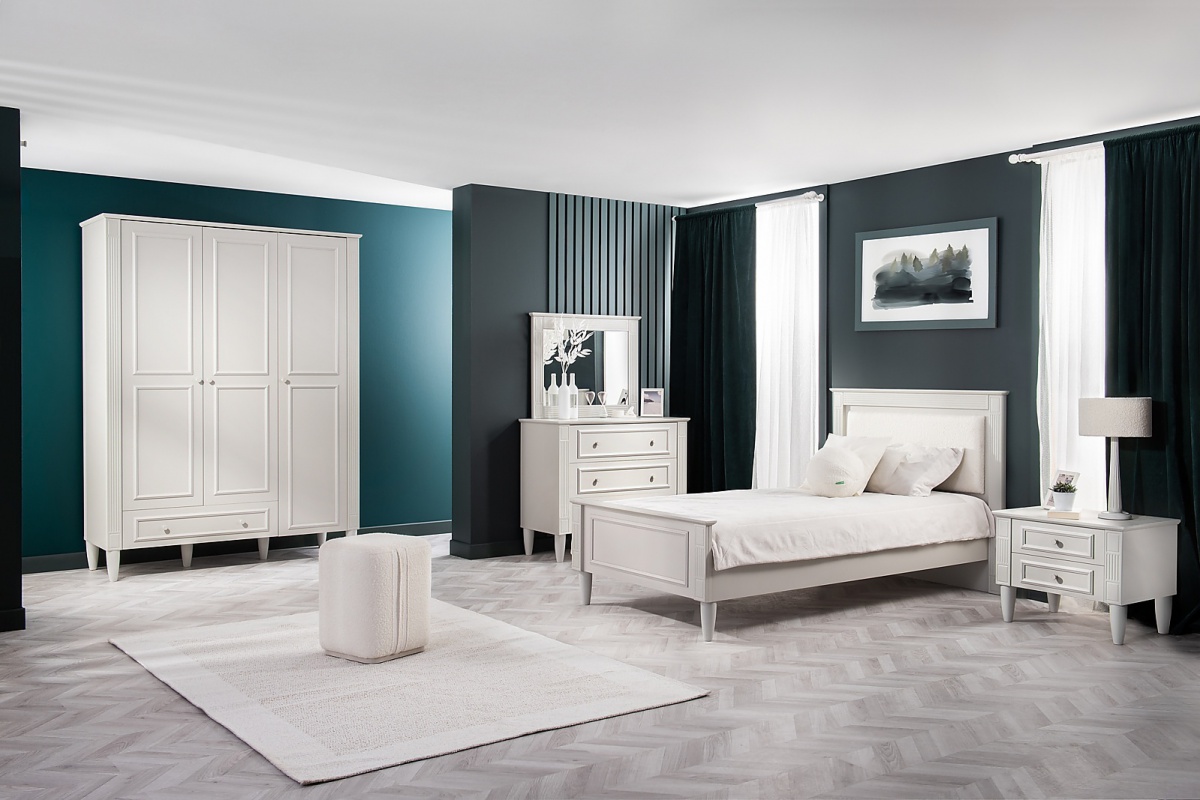 Malá študentská izba 100 i esme - šedá.

 

Komoda je opatrená tromi priestrannými a hlbokými zásuvkami.

 

Luxusné nástenné zrkadlo bude pýchou každej dievčenskej izbičky.

 

Trojdverová šatníková skriňa v nadčasovej svetlo šedej farbe je dokonalou kombináciou funkčnosti a estetiky.

 

Študentská posteľ vo veľkosti 100x200 je ozvláštnená vyrytými detailmi a pôsobí tak veľmi luxusne.


Nočný stolík je opatrený dvoma priestrannými zásuvkami, ktoré pojmú všetky nevyhnutnosti, ktoré sú pri posteli potrebné.

 

Malá študentská izba 100 I sa skladá z týchto prvkov:


	Zásuvková komoda Esme - 102,4x89,3x46,7cm (š, v, h)
	Nástenné zrkadlo Esme - 89,2x69,7x4,7cm (š, v, h)
	Trojdverová šatníková skriňa s osvetlením Esme – 152,3x208x56,3cm (š, v, h)
	Študentská posteľ 100x200 Esme - 124x110x206,8cm (š, v, h)
	Nočný stolík Esme – 63x53,2x46,7cm (š, v, h)


 

Všetky produkty z kolekcie Esme nájdete nižšie v súvisiacich produktoch.