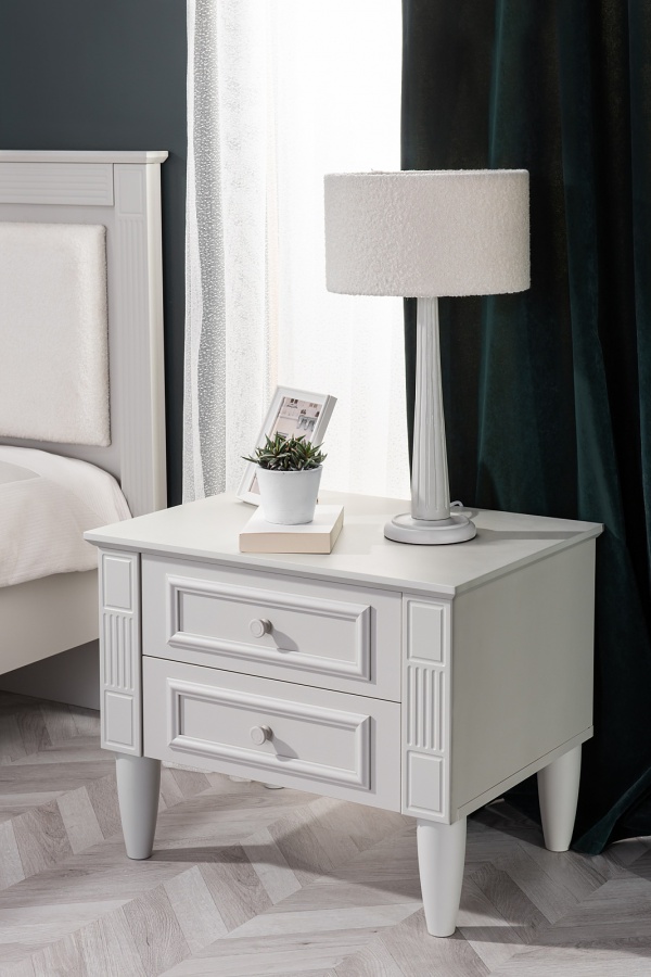 Malá študentská izba 100 i esme - šedá.

 

Komoda je opatrená tromi priestrannými a hlbokými zásuvkami.

 

Luxusné nástenné zrkadlo bude pýchou každej dievčenskej izbičky.

 

Trojdverová šatníková skriňa v nadčasovej svetlo šedej farbe je dokonalou kombináciou funkčnosti a estetiky.

 

Študentská posteľ vo veľkosti 100x200 je ozvláštnená vyrytými detailmi a pôsobí tak veľmi luxusne.


Nočný stolík je opatrený dvoma priestrannými zásuvkami, ktoré pojmú všetky nevyhnutnosti, ktoré sú pri posteli potrebné.

 

Malá študentská izba 100 I sa skladá z týchto prvkov:


	Zásuvková komoda Esme - 102,4x89,3x46,7cm (š, v, h)
	Nástenné zrkadlo Esme - 89,2x69,7x4,7cm (š, v, h)
	Trojdverová šatníková skriňa s osvetlením Esme – 152,3x208x56,3cm (š, v, h)
	Študentská posteľ 100x200 Esme - 124x110x206,8cm (š, v, h)
	Nočný stolík Esme – 63x53,2x46,7cm (š, v, h)


 

Všetky produkty z kolekcie Esme nájdete nižšie v súvisiacich produktoch.