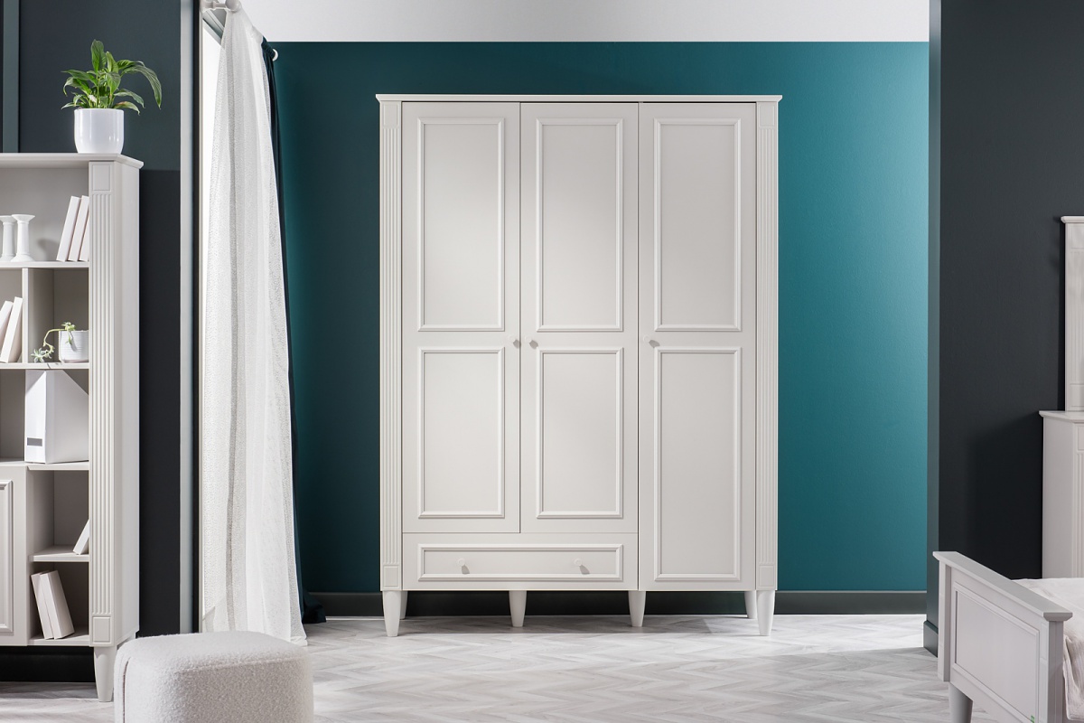 Malá študentská izba 100 i esme - šedá.

 

Komoda je opatrená tromi priestrannými a hlbokými zásuvkami.

 

Luxusné nástenné zrkadlo bude pýchou každej dievčenskej izbičky.

 

Trojdverová šatníková skriňa v nadčasovej svetlo šedej farbe je dokonalou kombináciou funkčnosti a estetiky.

 

Študentská posteľ vo veľkosti 100x200 je ozvláštnená vyrytými detailmi a pôsobí tak veľmi luxusne.


Nočný stolík je opatrený dvoma priestrannými zásuvkami, ktoré pojmú všetky nevyhnutnosti, ktoré sú pri posteli potrebné.

 

Malá študentská izba 100 I sa skladá z týchto prvkov:


	Zásuvková komoda Esme - 102,4x89,3x46,7cm (š, v, h)
	Nástenné zrkadlo Esme - 89,2x69,7x4,7cm (š, v, h)
	Trojdverová šatníková skriňa s osvetlením Esme – 152,3x208x56,3cm (š, v, h)
	Študentská posteľ 100x200 Esme - 124x110x206,8cm (š, v, h)
	Nočný stolík Esme – 63x53,2x46,7cm (š, v, h)


 

Všetky produkty z kolekcie Esme nájdete nižšie v súvisiacich produktoch.