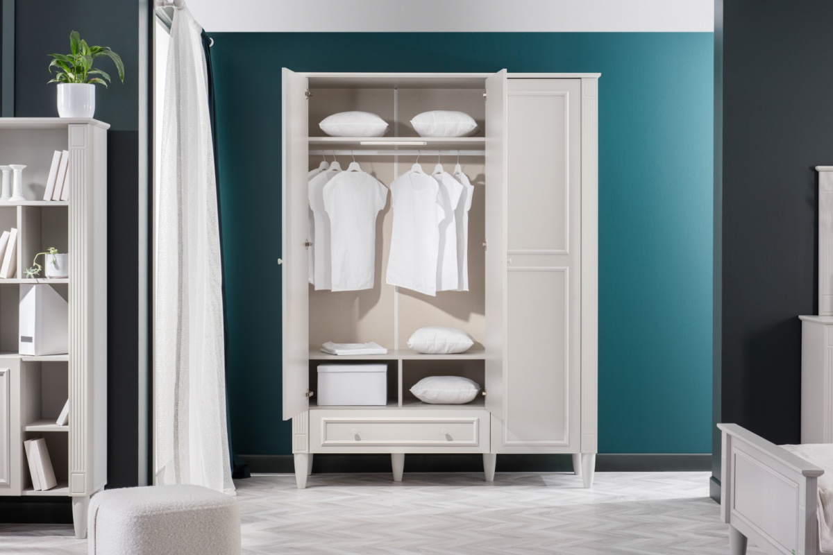 Malá študentská izba 100 i esme - šedá.

 

Komoda je opatrená tromi priestrannými a hlbokými zásuvkami.

 

Luxusné nástenné zrkadlo bude pýchou každej dievčenskej izbičky.

 

Trojdverová šatníková skriňa v nadčasovej svetlo šedej farbe je dokonalou kombináciou funkčnosti a estetiky.

 

Študentská posteľ vo veľkosti 100x200 je ozvláštnená vyrytými detailmi a pôsobí tak veľmi luxusne.


Nočný stolík je opatrený dvoma priestrannými zásuvkami, ktoré pojmú všetky nevyhnutnosti, ktoré sú pri posteli potrebné.

 

Malá študentská izba 100 I sa skladá z týchto prvkov:


	Zásuvková komoda Esme - 102,4x89,3x46,7cm (š, v, h)
	Nástenné zrkadlo Esme - 89,2x69,7x4,7cm (š, v, h)
	Trojdverová šatníková skriňa s osvetlením Esme – 152,3x208x56,3cm (š, v, h)
	Študentská posteľ 100x200 Esme - 124x110x206,8cm (š, v, h)
	Nočný stolík Esme – 63x53,2x46,7cm (š, v, h)


 

Všetky produkty z kolekcie Esme nájdete nižšie v súvisiacich produktoch.