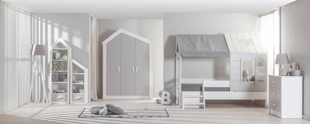 Domčeková posteľ 90x200 boom - biela/šedá.

 

Montessori posteľ Boom poskytne dieťaťu veľký komfort vďaka lôžku blízko podlahy a zábranám chrániacim proti pádu.

 

Rozmery domčekovej postele 90x200 Boom sú 122,9x184,4x213,4cm (š, v, h).

 

Všetky produkty z kolekcie Boom a vhodné matrace nájdete nižšie v súvisiacom tovare.