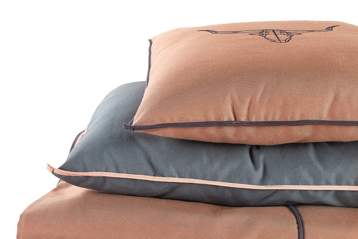 Posteľná súprava 120x200cm falko - béžová/šedá.

 

Posteľný set Falko obsahuje:


	Prikrývka na posteľ – 180x230cm
	Prestieradlo - 172x252cm
	Vankúš - 50x70cm
	Dekoračný vankúš - 50x50cm


 

Celý set bol vyrobený zo 100% bavlny.

 

Všetky produkty z kolekcie Falko nájdete nižšie v súvisiacich produktoch.