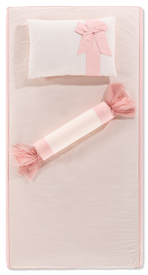 Posteľná súprava 100x200cm chere - biela/ružová.

 

Posteľný set Chere obsahuje:


	Prikrývka na posteľ - 149x210cm
	Prestieradlo - 152x252cm
	Vankúš - 50x70cm
	Dekoračný vankúšik - 14x60cm


 

Celý set bol vyrobený zo 100% bavlny.

 

Všetky produkty z kolekcie Chere nájdete nižšie v súvisiacich produktoch.