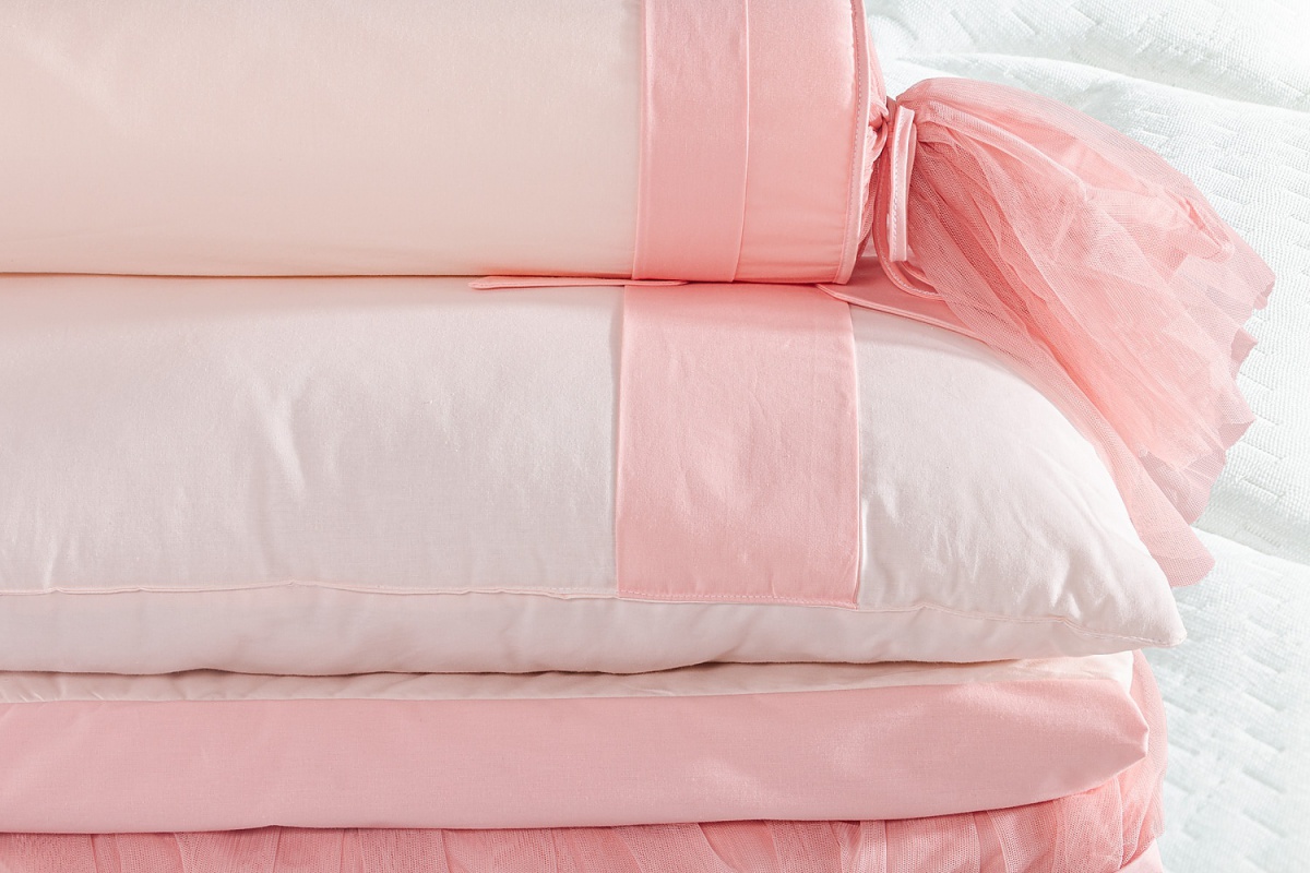 Posteľná súprava 100x200cm chere - biela/ružová.

 

Posteľný set Chere obsahuje:


	Prikrývka na posteľ - 149x210cm
	Prestieradlo - 152x252cm
	Vankúš - 50x70cm
	Dekoračný vankúšik - 14x60cm


 

Celý set bol vyrobený zo 100% bavlny.

 

Všetky produkty z kolekcie Chere nájdete nižšie v súvisiacich produktoch.