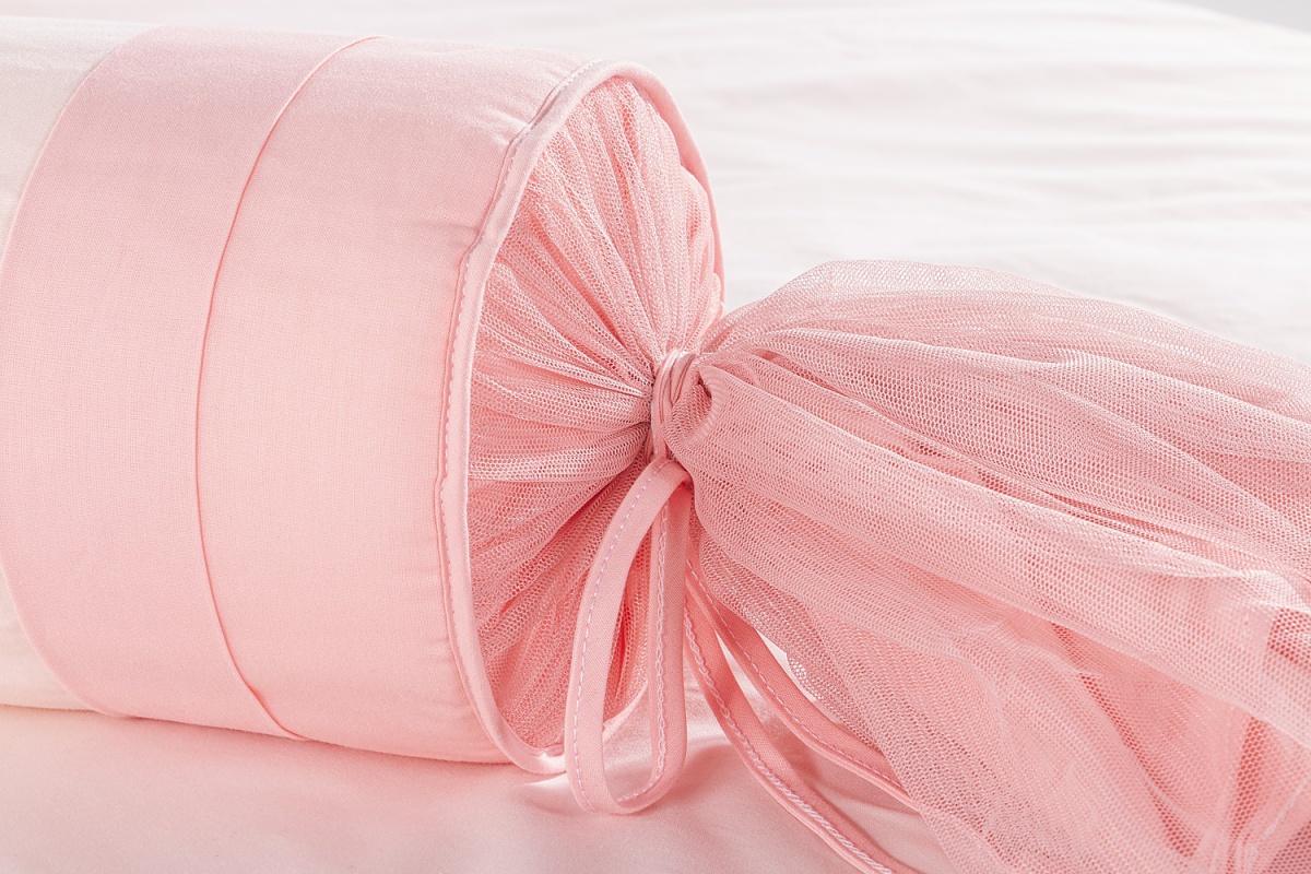 Posteľná súprava 100x200cm chere - biela/ružová.

 

Posteľný set Chere obsahuje:


	Prikrývka na posteľ - 149x210cm
	Prestieradlo - 152x252cm
	Vankúš - 50x70cm
	Dekoračný vankúšik - 14x60cm


 

Celý set bol vyrobený zo 100% bavlny.

 

Všetky produkty z kolekcie Chere nájdete nižšie v súvisiacich produktoch.