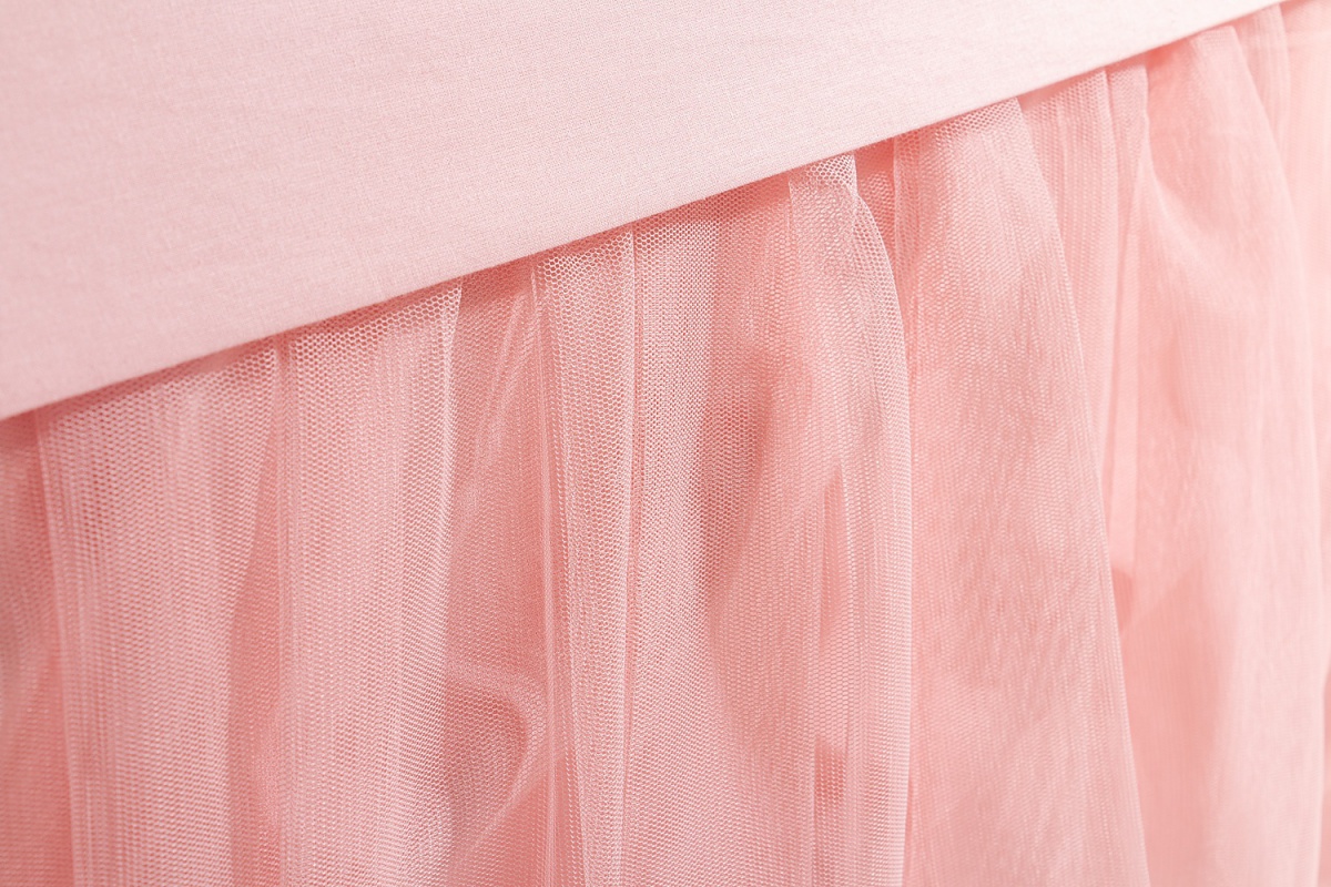 Posteľná súprava 100x200cm chere - biela/ružová.

 

Posteľný set Chere obsahuje:


	Prikrývka na posteľ - 149x210cm
	Prestieradlo - 152x252cm
	Vankúš - 50x70cm
	Dekoračný vankúšik - 14x60cm


 

Celý set bol vyrobený zo 100% bavlny.

 

Všetky produkty z kolekcie Chere nájdete nižšie v súvisiacich produktoch.