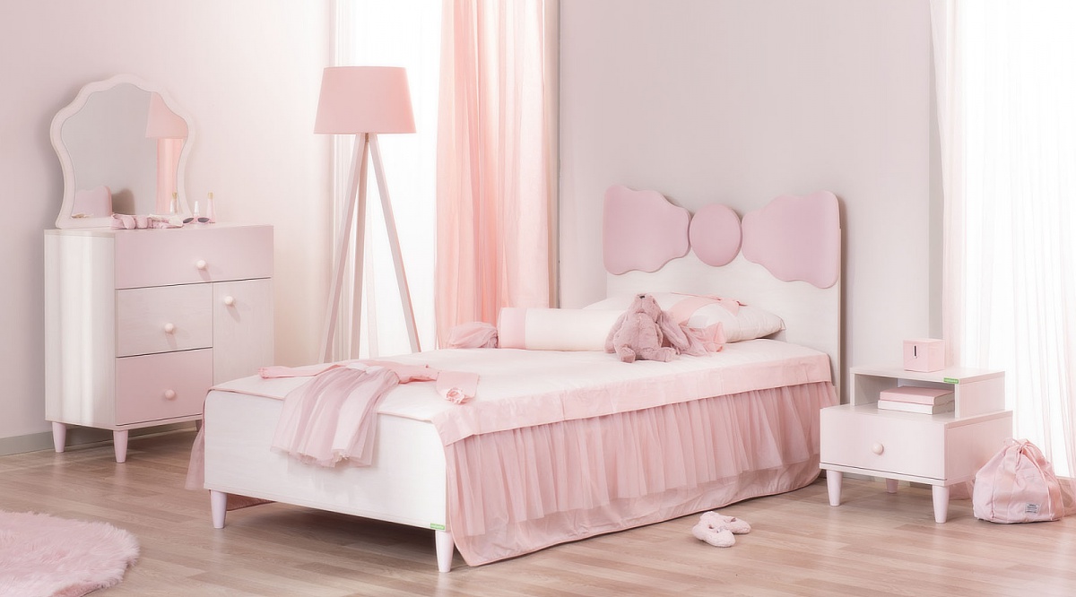 Posteľná súprava 100x200cm chere - biela/ružová.

 

Posteľný set Chere obsahuje:


	Prikrývka na posteľ - 149x210cm
	Prestieradlo - 152x252cm
	Vankúš - 50x70cm
	Dekoračný vankúšik - 14x60cm


 

Celý set bol vyrobený zo 100% bavlny.

 

Všetky produkty z kolekcie Chere nájdete nižšie v súvisiacich produktoch.