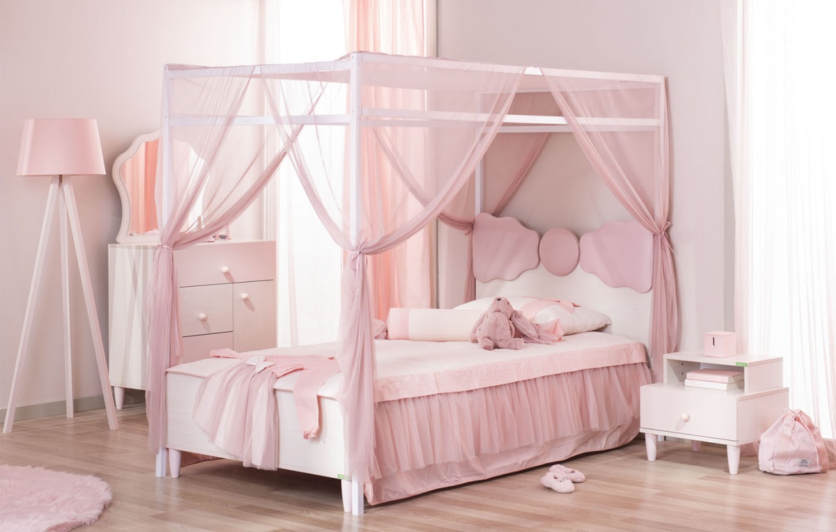 Posteľná súprava 100x200cm chere - biela/ružová.

 

Posteľný set Chere obsahuje:


	Prikrývka na posteľ - 149x210cm
	Prestieradlo - 152x252cm
	Vankúš - 50x70cm
	Dekoračný vankúšik - 14x60cm


 

Celý set bol vyrobený zo 100% bavlny.

 

Všetky produkty z kolekcie Chere nájdete nižšie v súvisiacich produktoch.