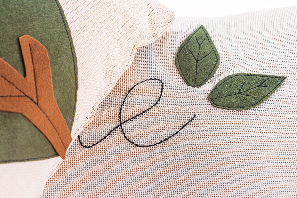 Posteľná súprava 100x200cm paxton - zelená/béžová.

 

Posteľný set Paxton obsahuje:


	Prikrývka na posteľ – 150x228cm
	Prestieradlo - 152x252cm
	Obdĺžnikový vankúš - 35x97cm
	2x dekoračný vankúšik - 40x40cm


 

Celý set bol vyrobený zo 100% bavlny.

 

Všetky produkty z kolekcie Paxton nájdete nižšie v súvisiacich produktoch.