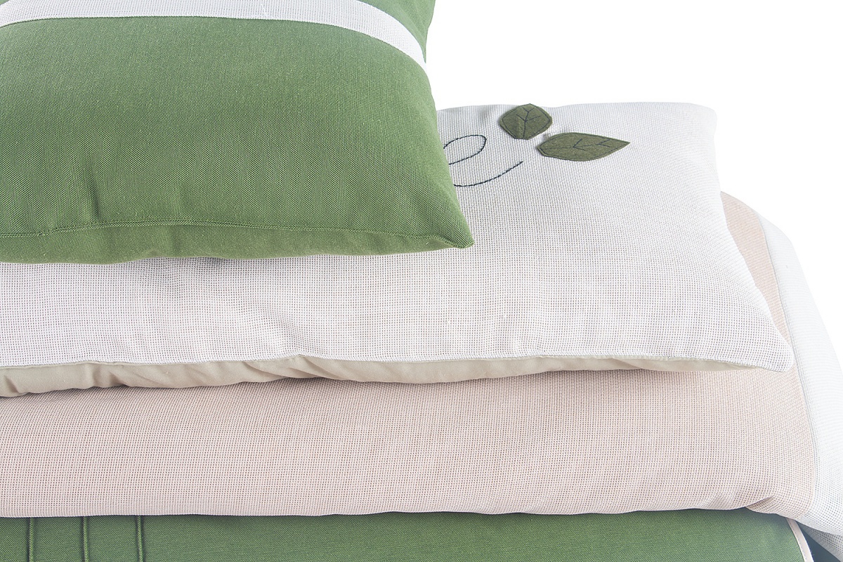 Posteľná súprava 100x200cm paxton - zelená/béžová.

 

Posteľný set Paxton obsahuje:


	Prikrývka na posteľ – 150x228cm
	Prestieradlo - 152x252cm
	Obdĺžnikový vankúš - 35x97cm
	2x dekoračný vankúšik - 40x40cm


 

Celý set bol vyrobený zo 100% bavlny.

 

Všetky produkty z kolekcie Paxton nájdete nižšie v súvisiacich produktoch.