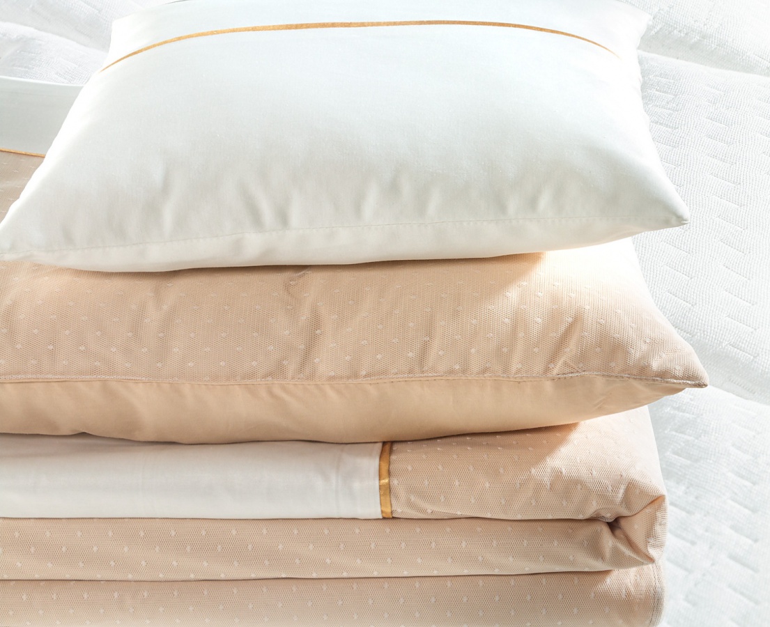 Posteľná súprava 120x200cm luxor - béžová/biela.

 

Posteľný set Luxor obsahuje:


	Prikrývka na posteľ – 180x210cm
	Prestieradlo - 172x252cm
	Vankúš - 50x70cm
	Dekoračný vankúš - 42x42cm


 

Celý set bol vyrobený zo 100% bavlny.

 

Všetky produkty z kolekcie Luxor nájdete nižšie v súvisiacich produktoch.