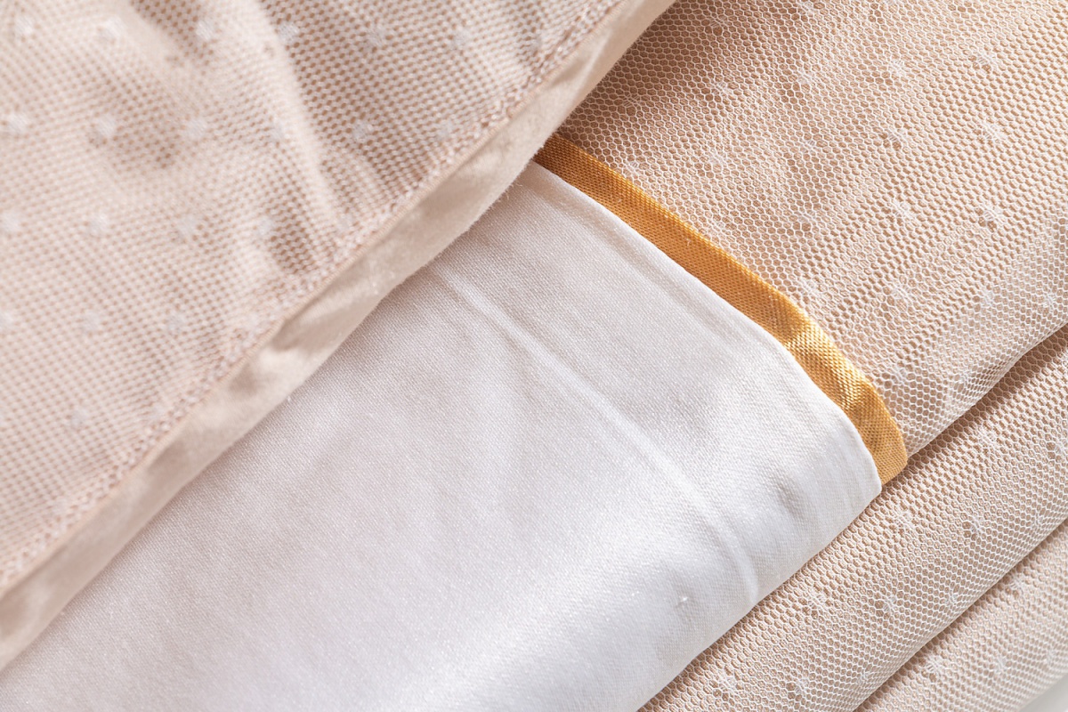 Posteľná súprava 120x200cm luxor - béžová/biela.

 

Posteľný set Luxor obsahuje:


	Prikrývka na posteľ – 180x210cm
	Prestieradlo - 172x252cm
	Vankúš - 50x70cm
	Dekoračný vankúš - 42x42cm


 

Celý set bol vyrobený zo 100% bavlny.

 

Všetky produkty z kolekcie Luxor nájdete nižšie v súvisiacich produktoch.