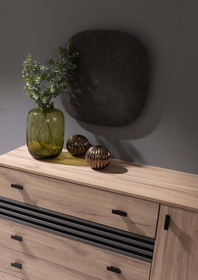 Spálňa i eliot - dub estana/šedá.

 

Luxusná a predovšetkým pohodlná manželská posteľ je základom každej spálne.

 

Kombinovaná komoda je najlepšou možnou voľbou, ktorú si možno z kategórie skriniek zaobstarať.

 

Moderný nočný stolík v dvoch prevedeniach - v pravom a ľavom, ktorý perfektne doladí Vašu spálňu.

 

Priestranná šatníková skriňa sa vždy hodí.

 

Spálňa I sa skladá z týchto prvkov:


	Manželská posteľ 160x200cm Eliot - 168x94,5x208cm (š, v, h)
	Kombinovaná komoda Eliot - 135x95x40cm (š, v, h)
	Nočný stolík pravý + ľavý Eliot - 40x40x36cm (š, v, h)
	Skriňa s posuvnými dverami a zrkadlom Eliot – 215x210x61cm (š, v, h)


 

Všetky produkty z kolekcie Eliot nájdete nižšie v súvisiacich produktoch.