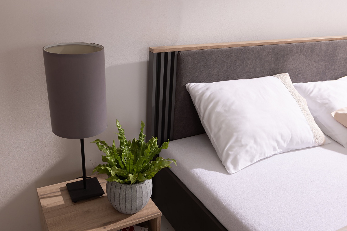 Spálňa i eliot - dub estana/šedá.

 

Luxusná a predovšetkým pohodlná manželská posteľ je základom každej spálne.

 

Kombinovaná komoda je najlepšou možnou voľbou, ktorú si možno z kategórie skriniek zaobstarať.

 

Moderný nočný stolík v dvoch prevedeniach - v pravom a ľavom, ktorý perfektne doladí Vašu spálňu.

 

Priestranná šatníková skriňa sa vždy hodí.

 

Spálňa I sa skladá z týchto prvkov:


	Manželská posteľ 160x200cm Eliot - 168x94,5x208cm (š, v, h)
	Kombinovaná komoda Eliot - 135x95x40cm (š, v, h)
	Nočný stolík pravý + ľavý Eliot - 40x40x36cm (š, v, h)
	Skriňa s posuvnými dverami a zrkadlom Eliot – 215x210x61cm (š, v, h)


 

Všetky produkty z kolekcie Eliot nájdete nižšie v súvisiacich produktoch.