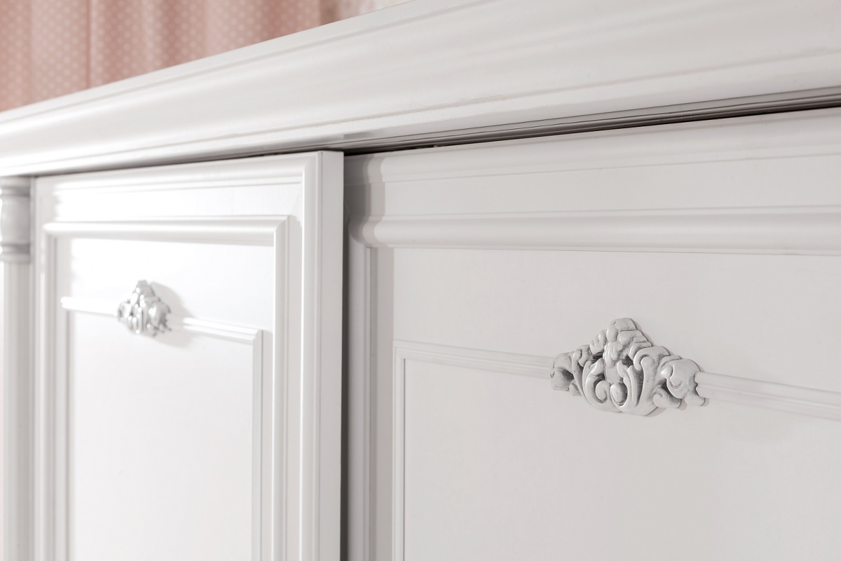 Dievčenská izba carmen - biela.

 

Študentská posteľ Carmen patrí k rovnomennej kolekcii tovaru pre dievčatá.

 

Nábytok z kolekcie Carmen je vyrobený z kvalitného lamina, MDF a masívneho dreva.

 

Dievčenská izba Carmen sa skladá z týchto prvkov:  


	Posteľ Carmen - 138x111x210cm (š, v, h)
	Nočný stolík Carmen - 50x56x42cm (š, v, h)
	Písací stôl Carmen - 117x75x61cm (š, v, h)
	Šatníková skriňa s posuvnými dverami Carmen - 170x210x64cm (š, v, h)


 

Všetok nábytok patriaci do kolekcie Carmen nájdete nižšie v súvisiacich produktoch.