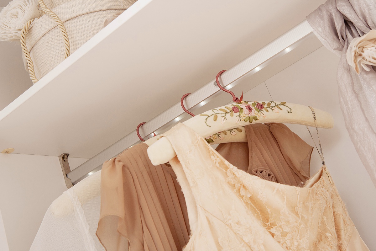 Dievčenská izba carmen - biela.

 

Študentská posteľ Carmen patrí k rovnomennej kolekcii tovaru pre dievčatá.

 

Nábytok z kolekcie Carmen je vyrobený z kvalitného lamina, MDF a masívneho dreva.

 

Dievčenská izba Carmen sa skladá z týchto prvkov:  


	Posteľ Carmen - 138x111x210cm (š, v, h)
	Nočný stolík Carmen - 50x56x42cm (š, v, h)
	Písací stôl Carmen - 117x75x61cm (š, v, h)
	Šatníková skriňa s posuvnými dverami Carmen - 170x210x64cm (š, v, h)


 

Všetok nábytok patriaci do kolekcie Carmen nájdete nižšie v súvisiacich produktoch.