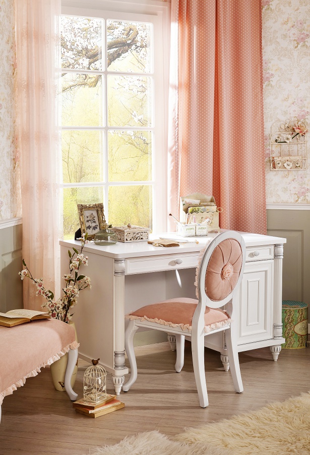 Malá študentská pracovňa carmen - biela.

 

Študovňa Carmen určite poteší všetky dievčatá s citlivou romantickou dušou.

 

Nábytok z kolekcie Carmen je vyrobený z kvalitného lamina, MDF a masívneho dreva.

 

Malá študentská pracovňa Carmen sa skladá z týchto prvkov:  


	Veľká knižnica Carmen - 96x186x42cm (š, v, h)
	Písací stôl s nástavcom Carmen - 117x194x61 (š, v, h)


 

Všetok nábytok patriaci do kolekcie Carmen nájdete nižšie v súvisiacich produktoch.