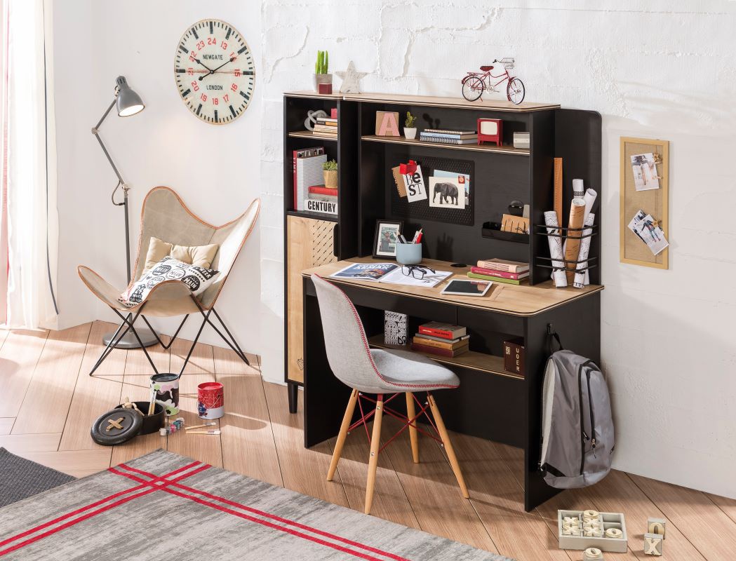 Malý písací stôl s nadstavcom sirius - dub čierny/dub zlatý.

 

Horná písacie doska stolu, v dekore dub zlatý, je lemovaná čiernymi pruhmi, a v prednej časti vybavená zaoblenými rohmi.

 

Na zadnej doske nástavce na stôl nájdeme v ľavej časti kovovú nástenku, kam si dieťa môže pomocou magnetov pripevniť dôležité poznámky.

 

Rozmery malého písacieho stola s nástavcom Sirius sú 110x146x58cm (š, v, h).

 

Všetok nábytok patriaci do kolekcie Sirius nájdete nižšie v súvisiacich produktoch.