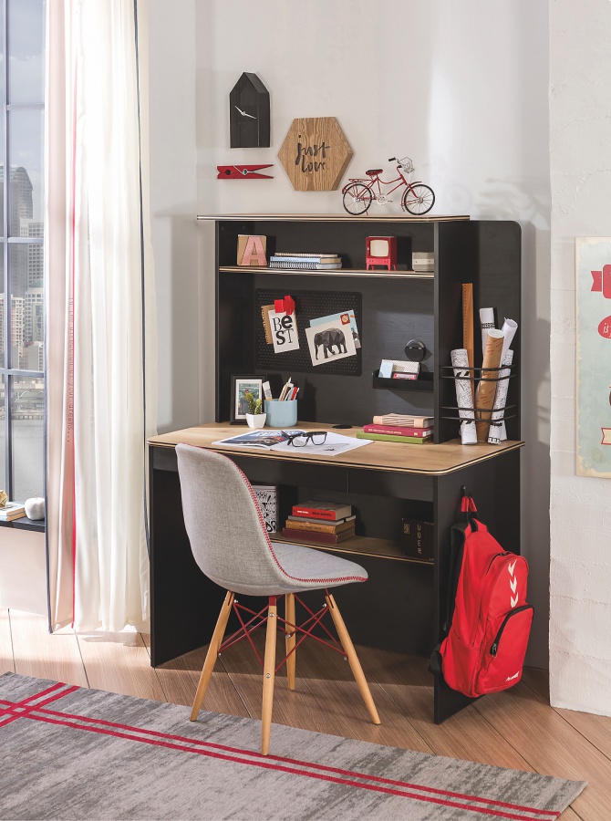 Malý písací stôl sirius - dub čierny/dub zlatý.

 

Ihneď pod pracovnou doskou, ktorá je opatrená otvorom s plastovou záslepkou, kadiaľ môžete viesť káble k notebooku alebo lampičke, nájdeme dve úzke šuplíky.

 

Z pravej vonkajšej bočnej strany stola je pripevnený praktický háčik, kam si môže dieťa zavesiť aktovku alebo batoh.

 

Rozmery malého písacieho stola Sirius sú 110x75x58cm (š, v, h)

 

Všetok nábytok patriaci do kolekcie Sirius nájdete nižšie v súvisiacich produktoch.