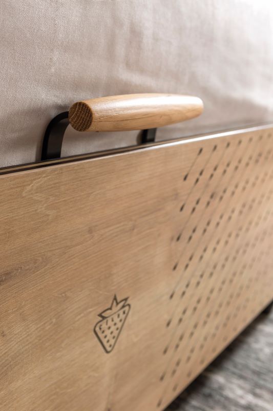 Posteľ s úložným priestorom a usb sirius - dub čierny/dub zlatý.

 

 

Súčasťou postele je pevný doskový rošt, ktorého ľahkým vyklopením pomocou štýlovej úchytky sa odkryje veľký úložný priestor.

 

 

Rozmery postele s úložným priestorom Sirius sú 124x108x223cm (š, v, h).

 

 

Všetky produkty z kolekcie Sirius a vhodné matrace nájdete nižšie v súvisiacom tovare.