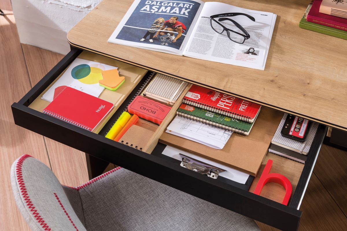 Pracovný kút sirius ii - dub čierny/dub zlatý.

 

Horná písacia doska stola, v dekore dub zlatý, je lemovaná čiernymi pruhmi, a v prednej časti vybavená zaoblenými rohmi.

 

Na zadnej doske nadastavca na stôl nájdeme v ľavej časti kovovú nástenku, kam si dieťa môže pomocou magnetov pripevniť dôležité poznámky.

 

Úzka knižnica skvele doplňuje túto kancelársku zostavu pre vaše deti.

 

Pracovný študentský kút Sirius II sa skladá z týchto prvkov:


	Malý písací stôl s nástavcom Sirius - 110x146x58cm (š, v, h)
	Úzka knižnica Sirius - 34x146x29cm (š, v, h)


 

Všetok nábytok patriaci do kolekcie Sirius nájdete nižšie v súvisiacich produktoch.