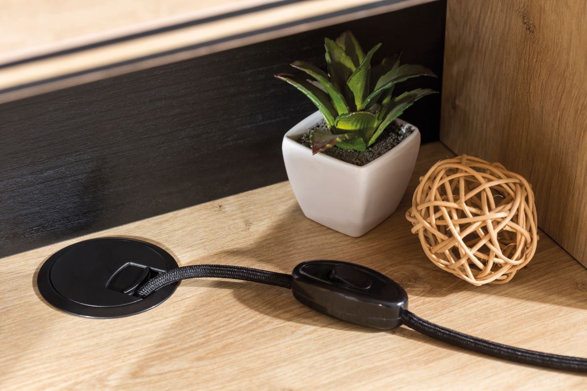 Pracovný kút sirius ii - dub čierny/dub zlatý.

 

Horná písacia doska stola, v dekore dub zlatý, je lemovaná čiernymi pruhmi, a v prednej časti vybavená zaoblenými rohmi.

 

Na zadnej doske nadastavca na stôl nájdeme v ľavej časti kovovú nástenku, kam si dieťa môže pomocou magnetov pripevniť dôležité poznámky.

 

Úzka knižnica skvele doplňuje túto kancelársku zostavu pre vaše deti.

 

Pracovný študentský kút Sirius II sa skladá z týchto prvkov:


	Malý písací stôl s nástavcom Sirius - 110x146x58cm (š, v, h)
	Úzka knižnica Sirius - 34x146x29cm (š, v, h)


 

Všetok nábytok patriaci do kolekcie Sirius nájdete nižšie v súvisiacich produktoch.