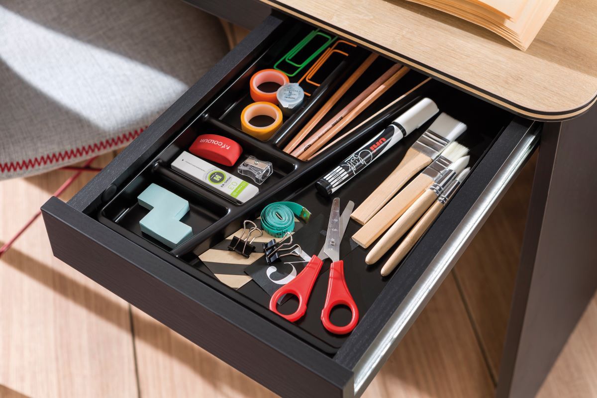 Pracovný kút sirius ii - dub čierny/dub zlatý.

 

Horná písacia doska stola, v dekore dub zlatý, je lemovaná čiernymi pruhmi, a v prednej časti vybavená zaoblenými rohmi.

 

Na zadnej doske nadastavca na stôl nájdeme v ľavej časti kovovú nástenku, kam si dieťa môže pomocou magnetov pripevniť dôležité poznámky.

 

Úzka knižnica skvele doplňuje túto kancelársku zostavu pre vaše deti.

 

Pracovný študentský kút Sirius II sa skladá z týchto prvkov:


	Malý písací stôl s nástavcom Sirius - 110x146x58cm (š, v, h)
	Úzka knižnica Sirius - 34x146x29cm (š, v, h)


 

Všetok nábytok patriaci do kolekcie Sirius nájdete nižšie v súvisiacich produktoch.