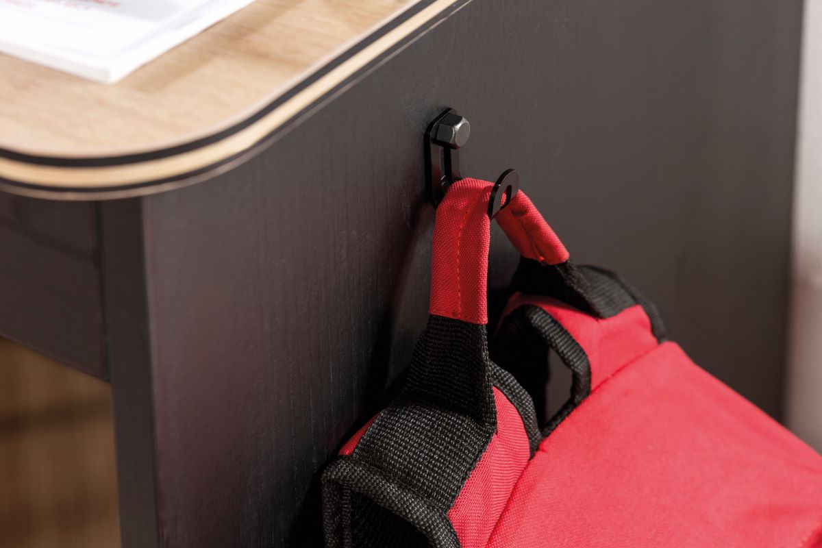 Pracovný kút sirius ii - dub čierny/dub zlatý.

 

Horná písacia doska stola, v dekore dub zlatý, je lemovaná čiernymi pruhmi, a v prednej časti vybavená zaoblenými rohmi.

 

Na zadnej doske nadastavca na stôl nájdeme v ľavej časti kovovú nástenku, kam si dieťa môže pomocou magnetov pripevniť dôležité poznámky.

 

Úzka knižnica skvele doplňuje túto kancelársku zostavu pre vaše deti.

 

Pracovný študentský kút Sirius II sa skladá z týchto prvkov:


	Malý písací stôl s nástavcom Sirius - 110x146x58cm (š, v, h)
	Úzka knižnica Sirius - 34x146x29cm (š, v, h)


 

Všetok nábytok patriaci do kolekcie Sirius nájdete nižšie v súvisiacich produktoch.