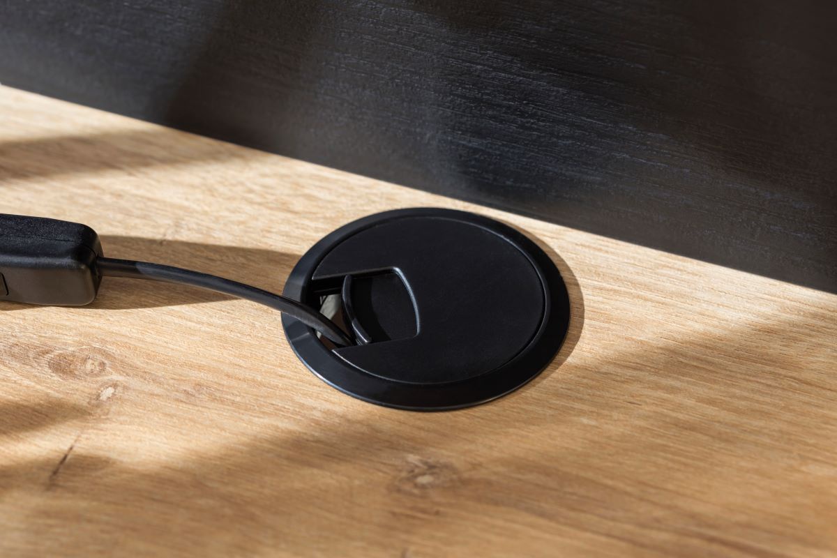 Pracovný kút sirius ii - dub čierny/dub zlatý.

 

Horná písacia doska stola, v dekore dub zlatý, je lemovaná čiernymi pruhmi, a v prednej časti vybavená zaoblenými rohmi.

 

Na zadnej doske nadastavca na stôl nájdeme v ľavej časti kovovú nástenku, kam si dieťa môže pomocou magnetov pripevniť dôležité poznámky.

 

Úzka knižnica skvele doplňuje túto kancelársku zostavu pre vaše deti.

 

Pracovný študentský kút Sirius II sa skladá z týchto prvkov:


	Malý písací stôl s nástavcom Sirius - 110x146x58cm (š, v, h)
	Úzka knižnica Sirius - 34x146x29cm (š, v, h)


 

Všetok nábytok patriaci do kolekcie Sirius nájdete nižšie v súvisiacich produktoch.