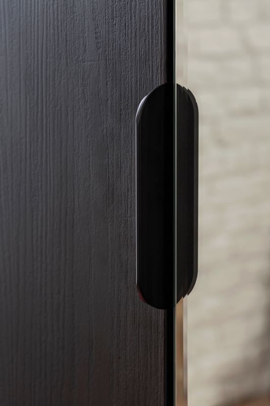 Šatníková skriňa so zrkadlom sirius - dub čierny/dub zlatý.

 

Všetky tri krídla dverí sú zavesené v pántoch, v ktorých sú integrované brzdy pre hladké a bezpečné zatváranie.

 

Rozmery šatníkovej skrine so zrkadlom Sirius sú 137x210,3x59,7cm (š, v, h).

 

Všetok nábytok patriaci do kolekcie Sirius nájdete nižšie v súvisiacich produktoch.